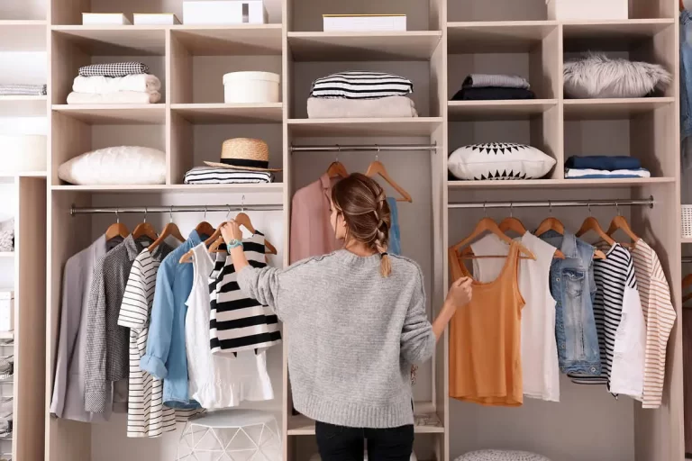Nesse sentido, vamos explorar 10 dicas essenciais para organizar a casa, permitindo que você aproveite ao máximo o seu espaço e encontre facilmente o que precisa.