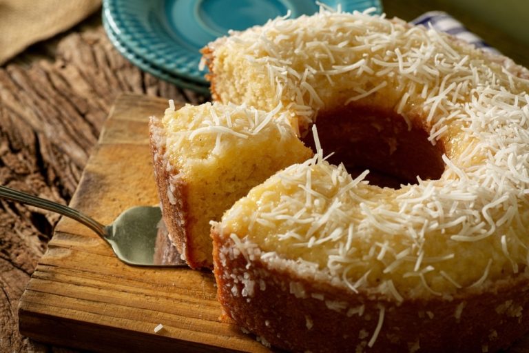 Delicie-se com o Melhor Bolo Rendeiro de Coco e Coma com Prazer